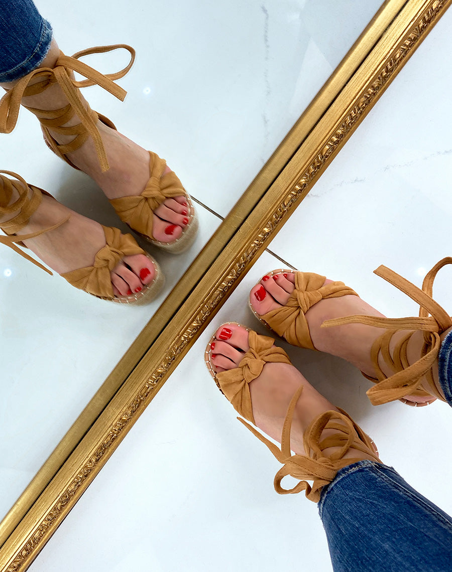 Sandales compensées en suédine camel à lacets