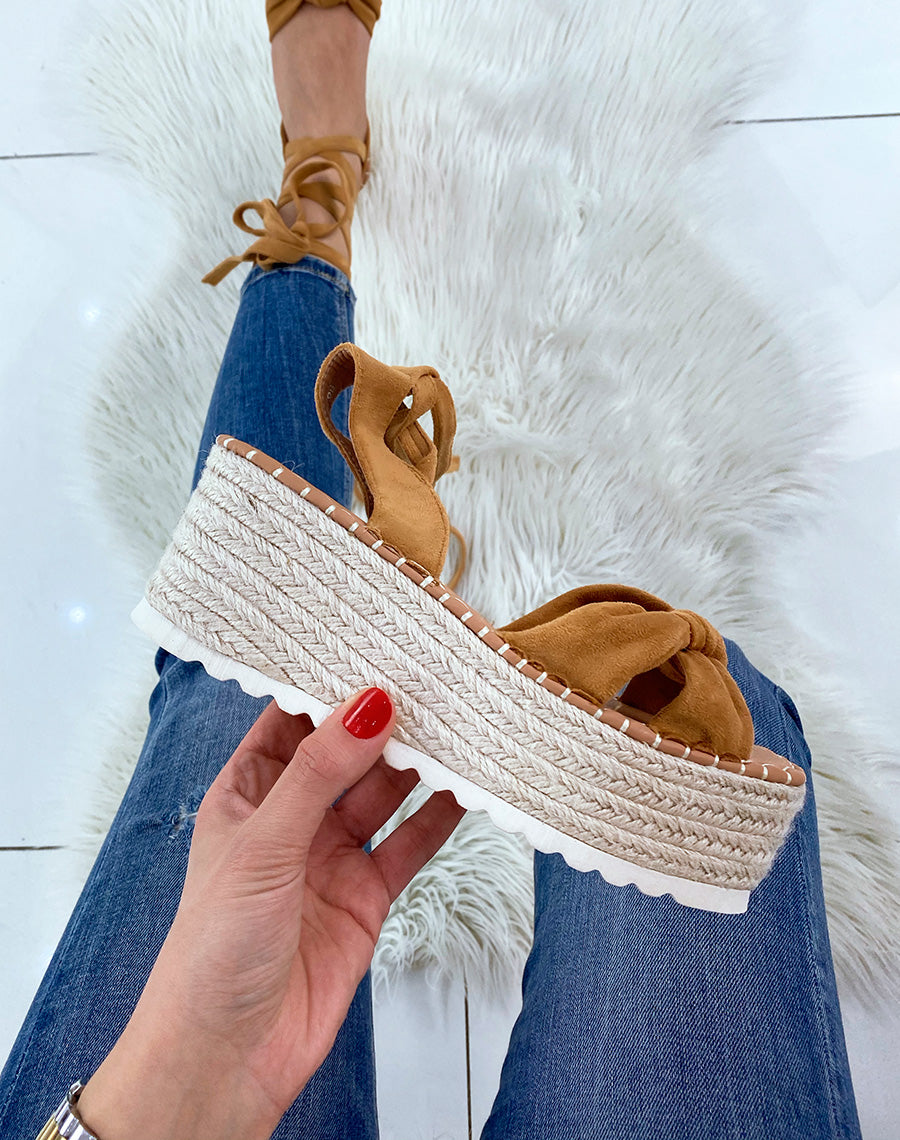 Sandales compensées en suédine camel à lacets