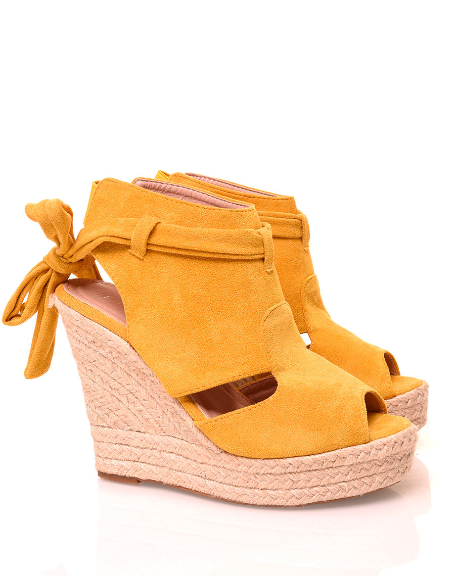 Sandales compensées en suédine jaunes
