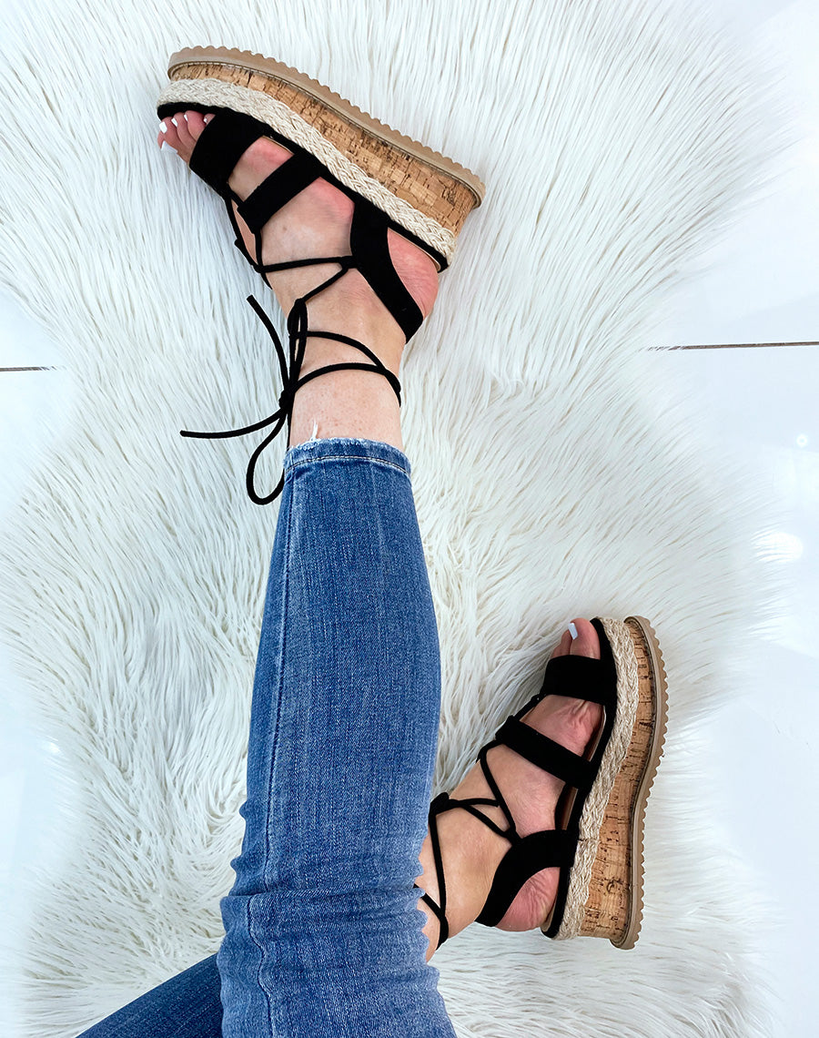 Sandales compensées en suédine noire