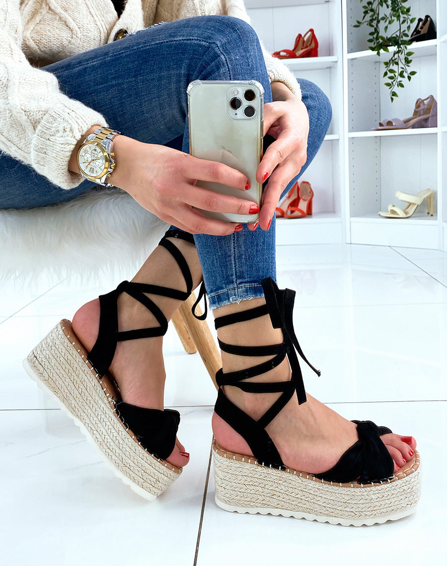 Sandales compensées en suédine noires à lacets