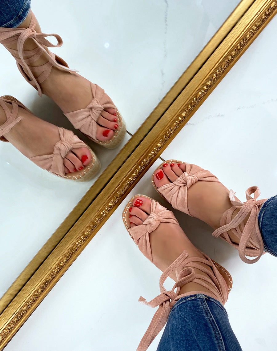 Sandales compensées en suédine rose poudré à lacets