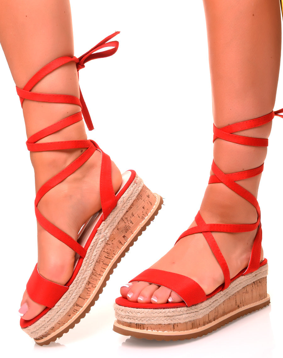 Sandales compensées en suédine rouge à lacets