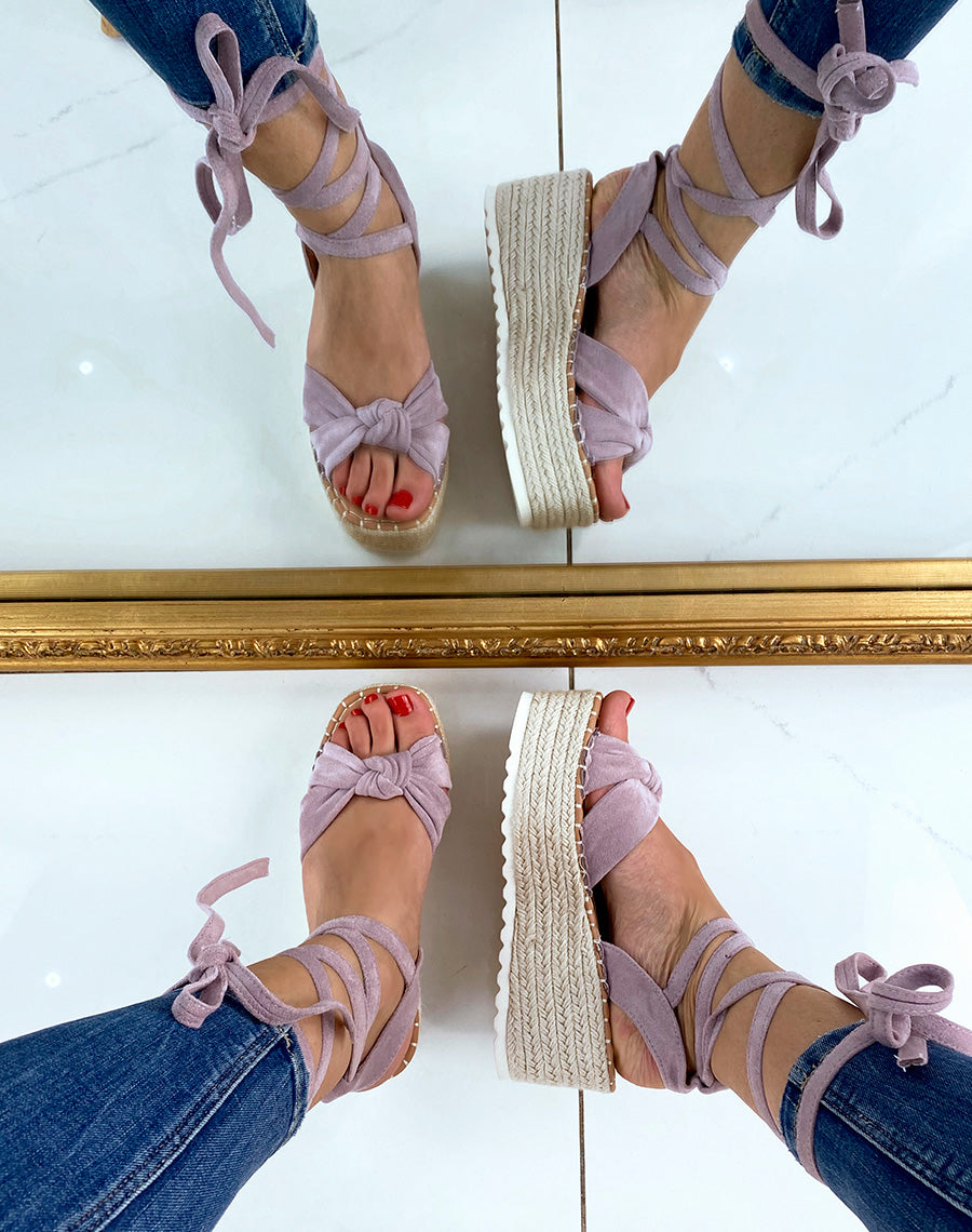 Sandales compensées en suédine violet pastel à lacets