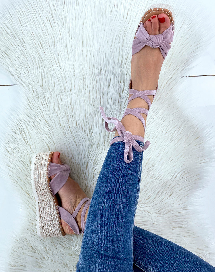 Sandales compensées en suédine violet pastel à lacets