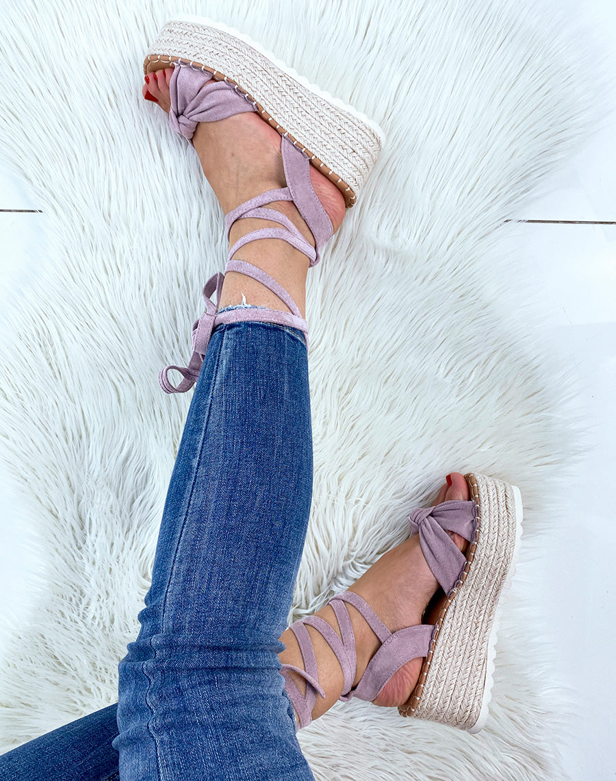 Sandales compensées en suédine violet pastel à lacets