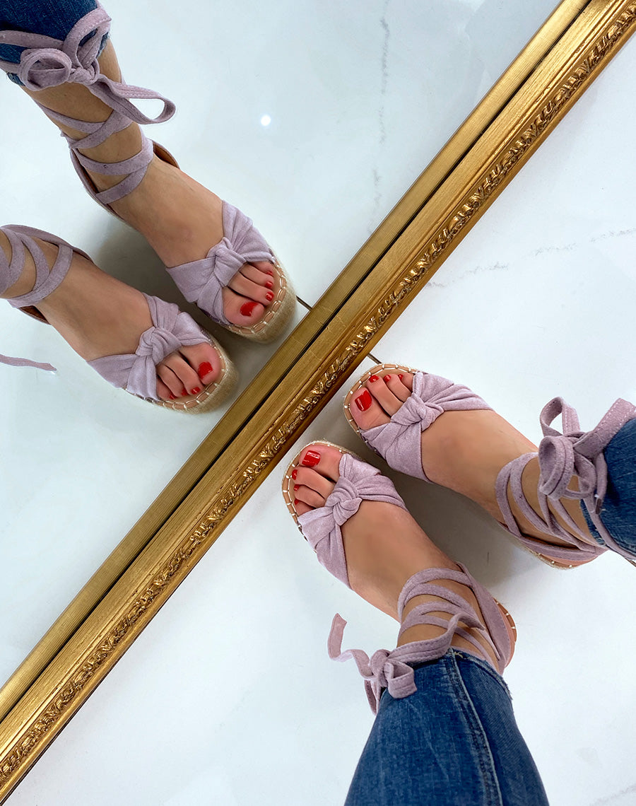 Sandales compensées en suédine violet pastel à lacets