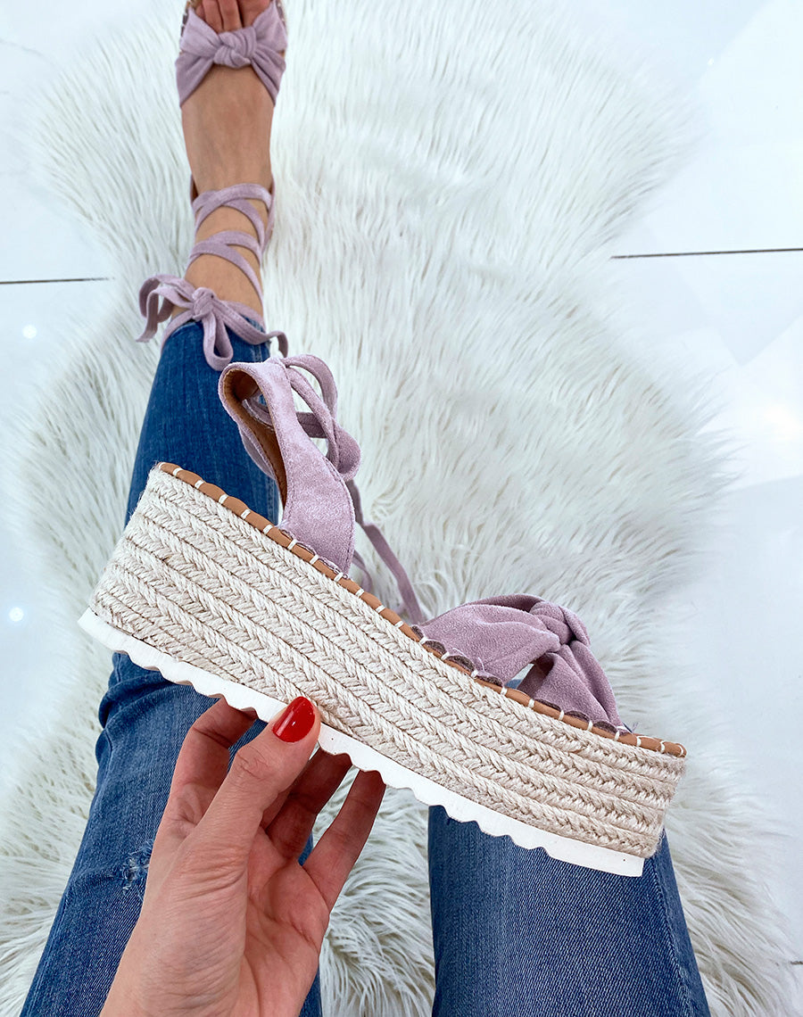 Sandales compensées en suédine violet pastel à lacets