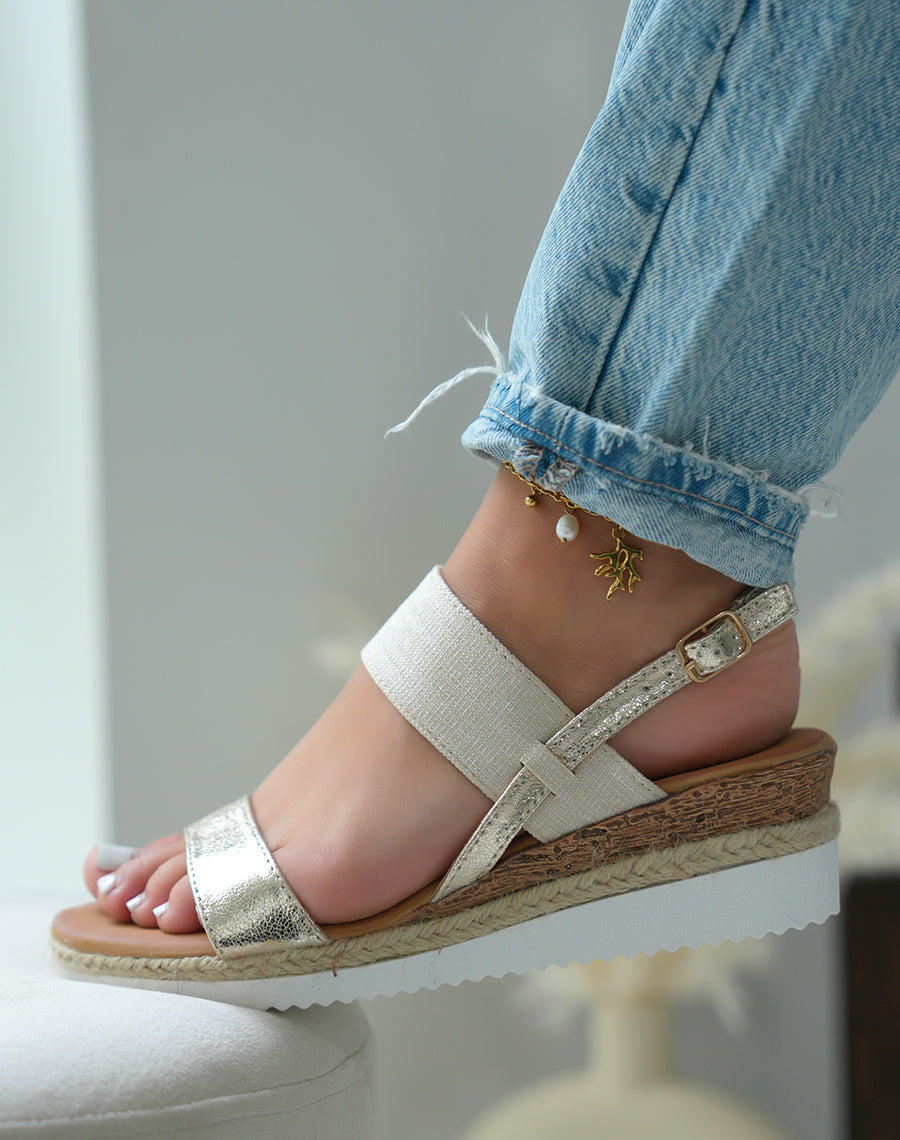 Sandales compensées femme beiges élégantes avec bride dorée et bride épaisse en tissu