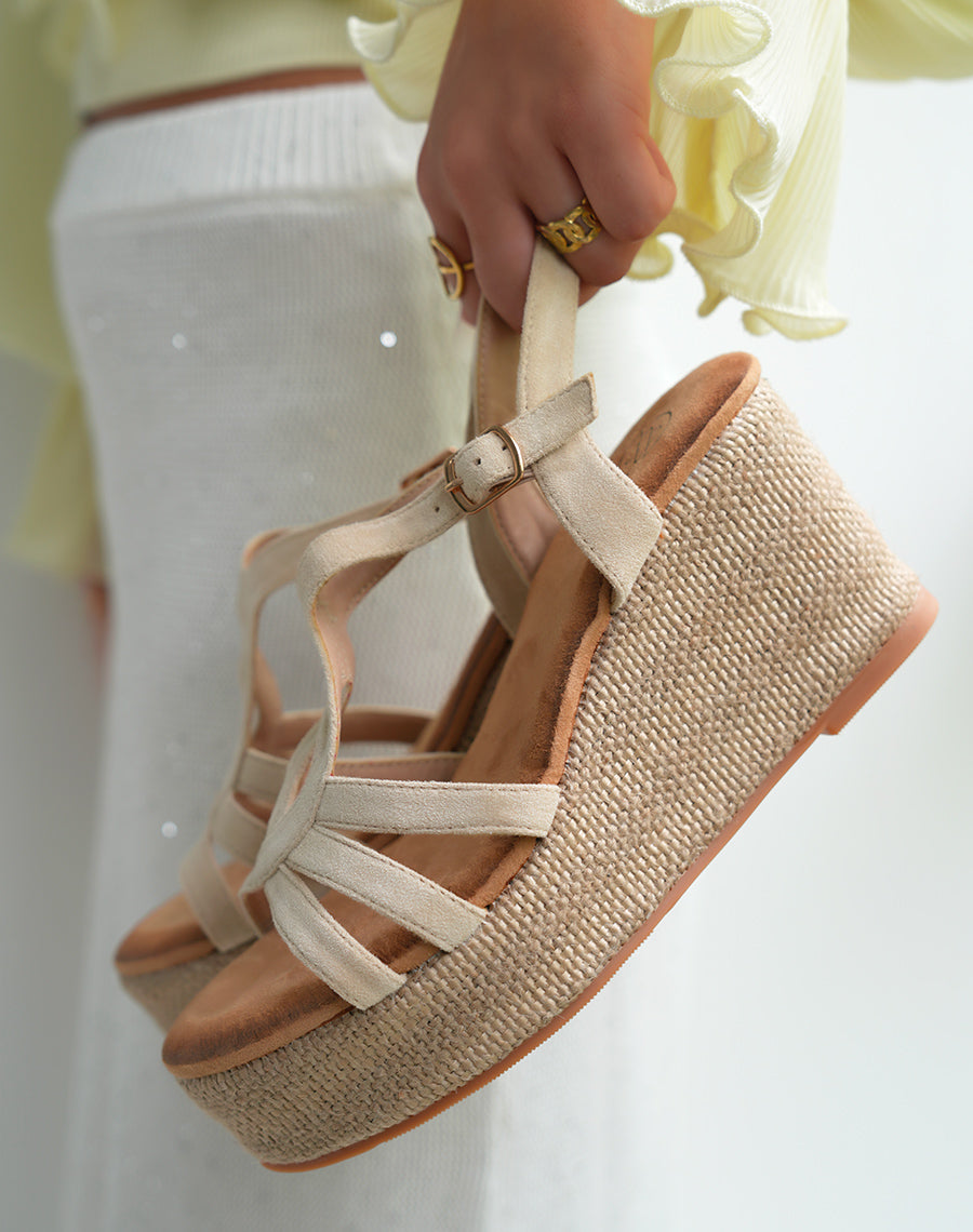 Sandales compensées femme en suédine beige à multiples brides et lanière ajustable