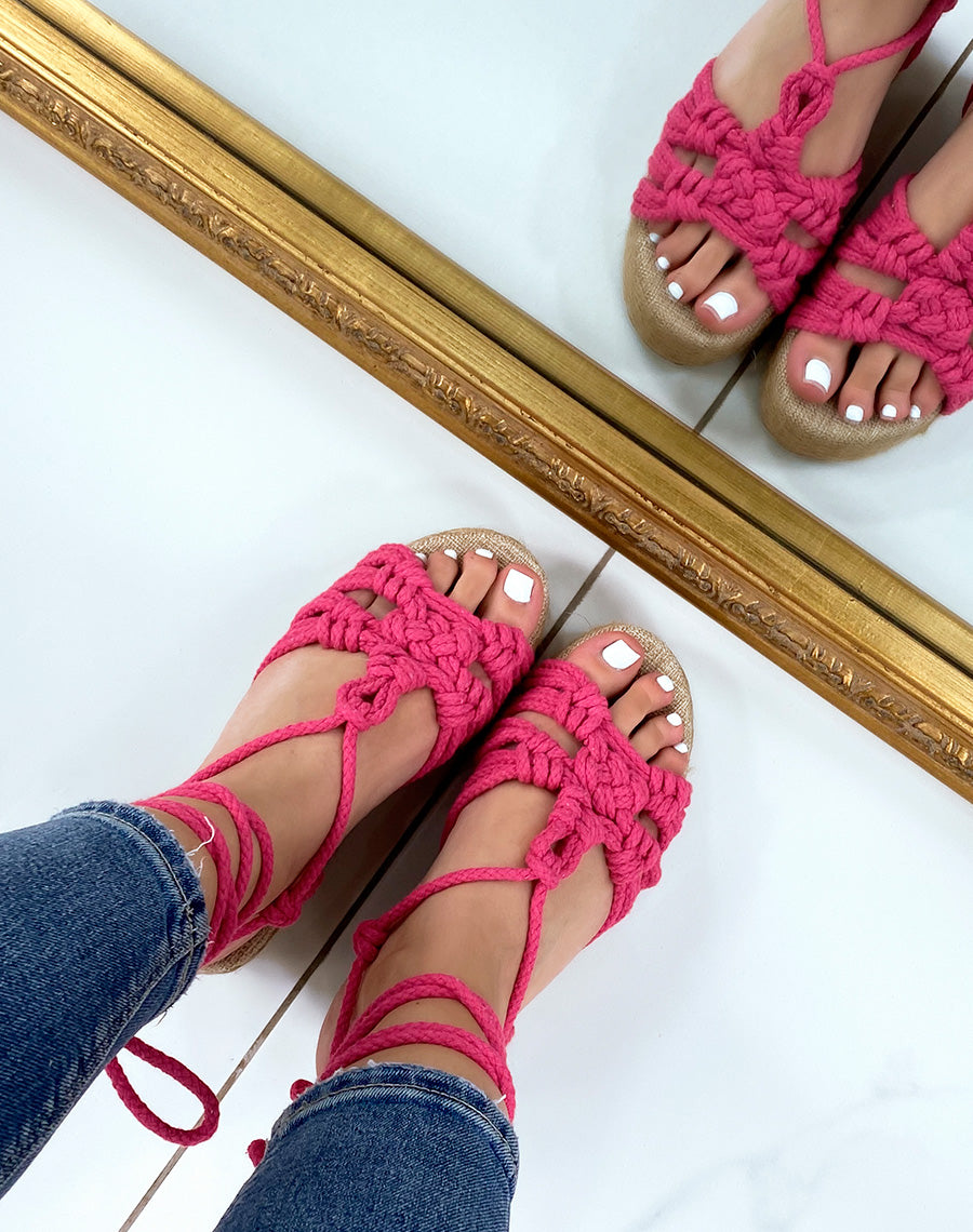 Sandales compensées fushia nouées avec de larges cordes