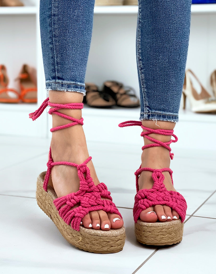 Sandales compensées fushia nouées avec de larges cordes
