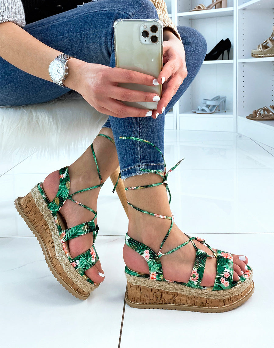 Sandales compensées à motif fleuri vert