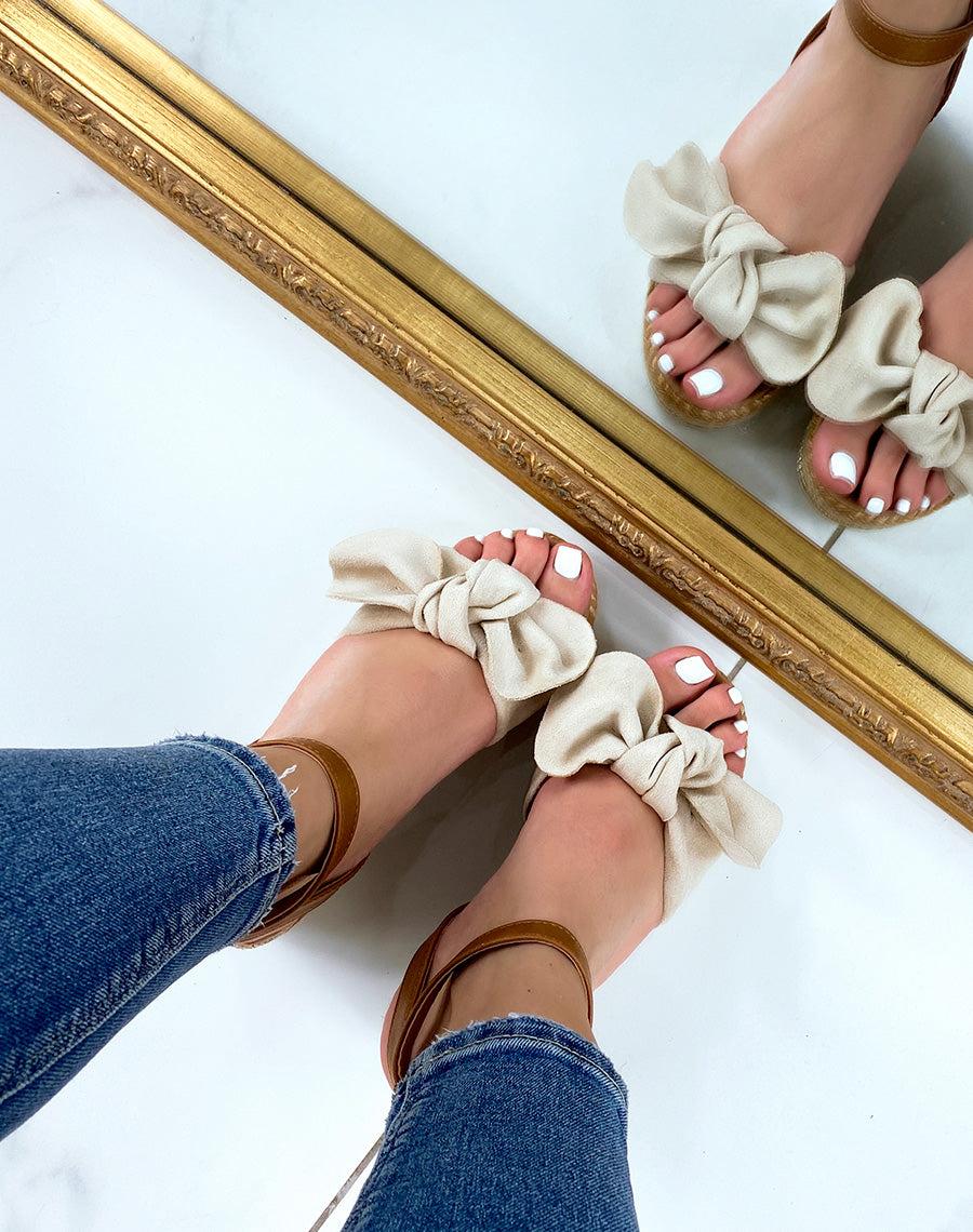 Sandales compensées à noeud en suédine beige et talon en toile de jute coloré