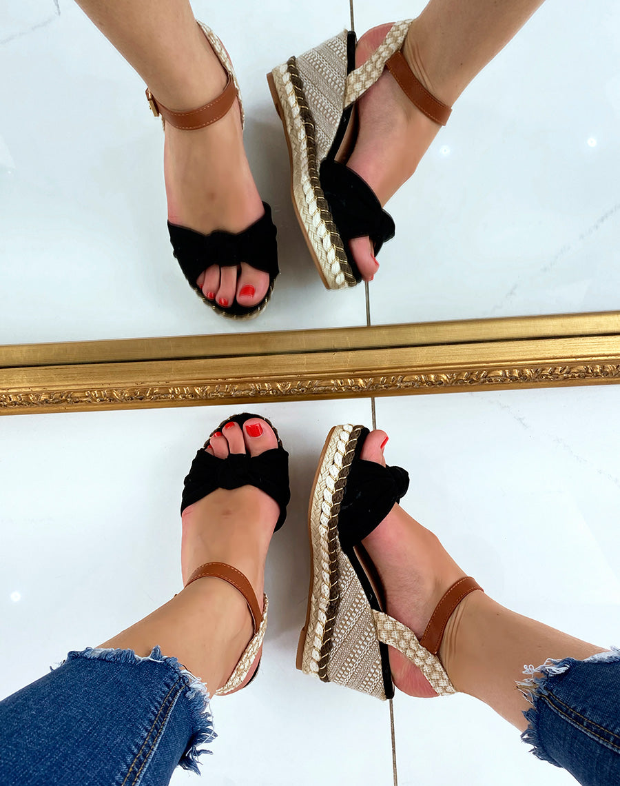 Sandales compensées noires à bride en forme de noeud