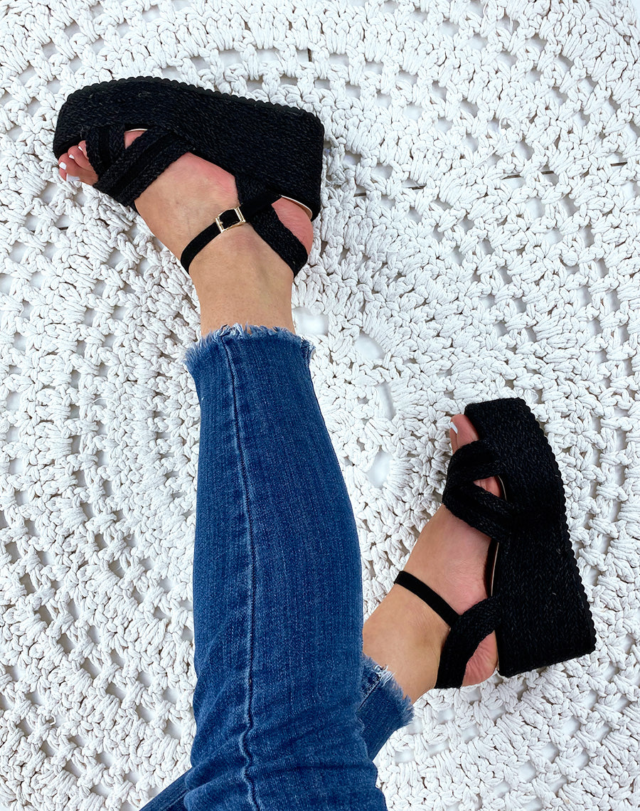 Sandales compensées noires à brides croisées larges tressées