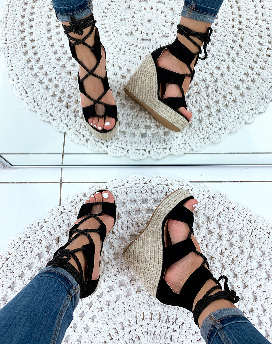 Sandales compensées noires à corde lacet sur cheville