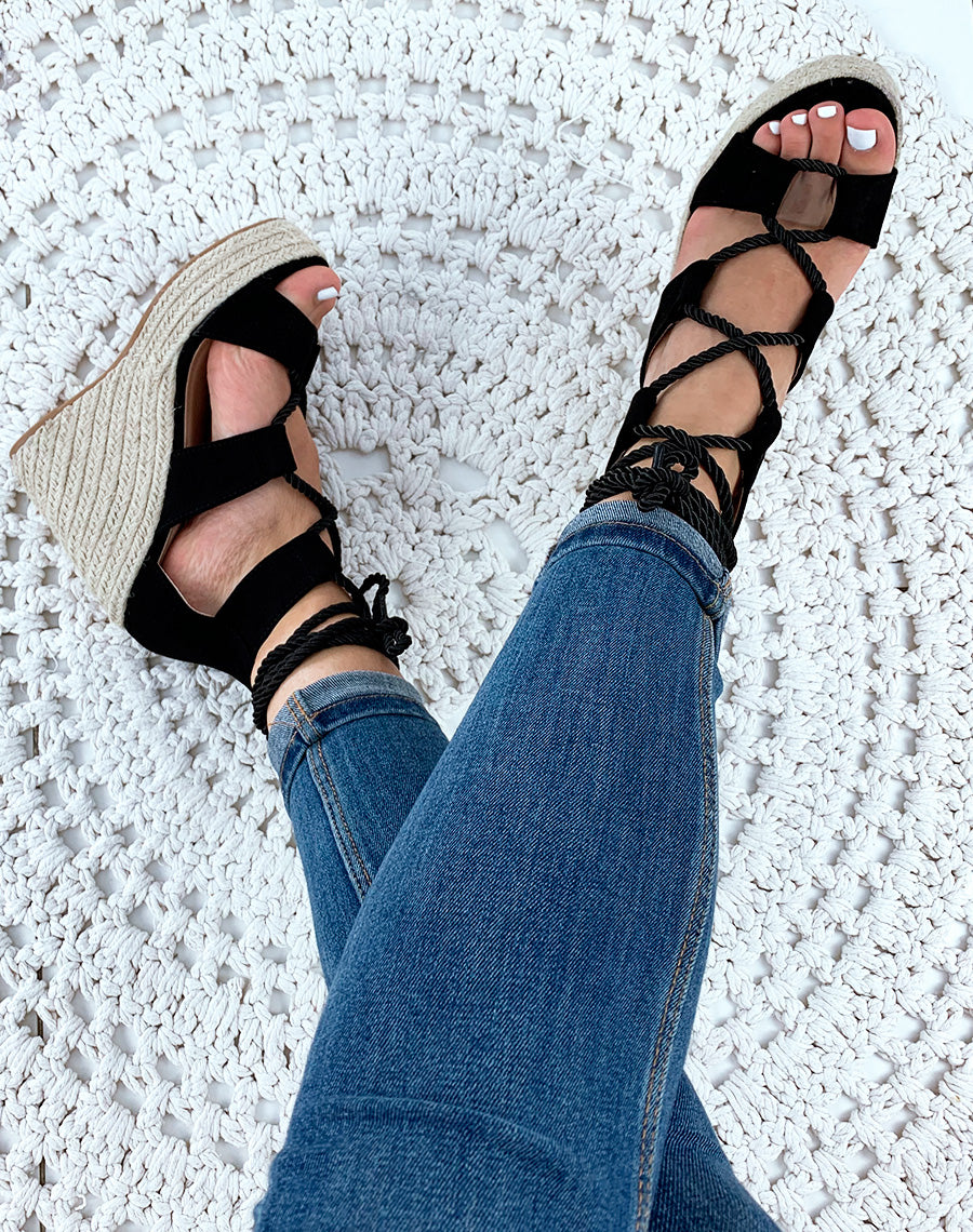 Sandales compensées noires à corde lacet sur cheville