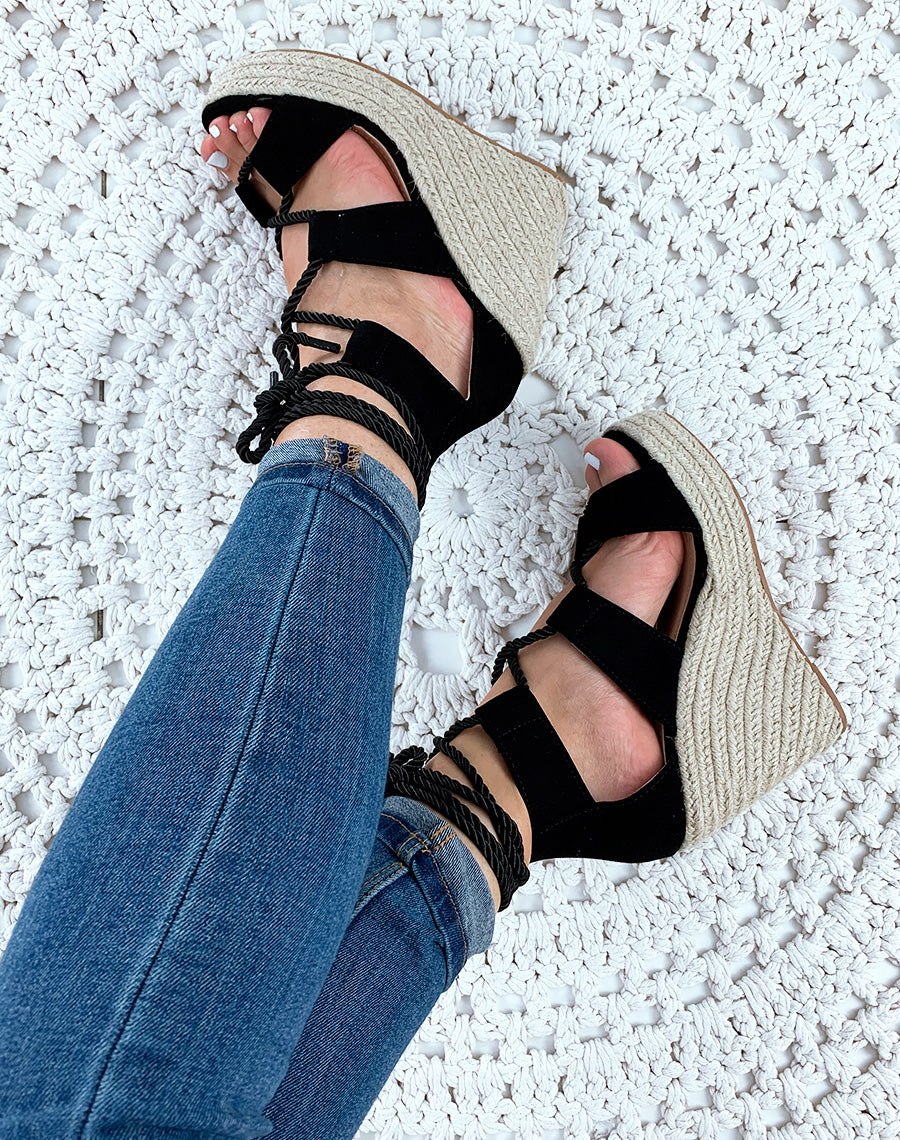 Sandales compensées noires à corde lacet sur cheville