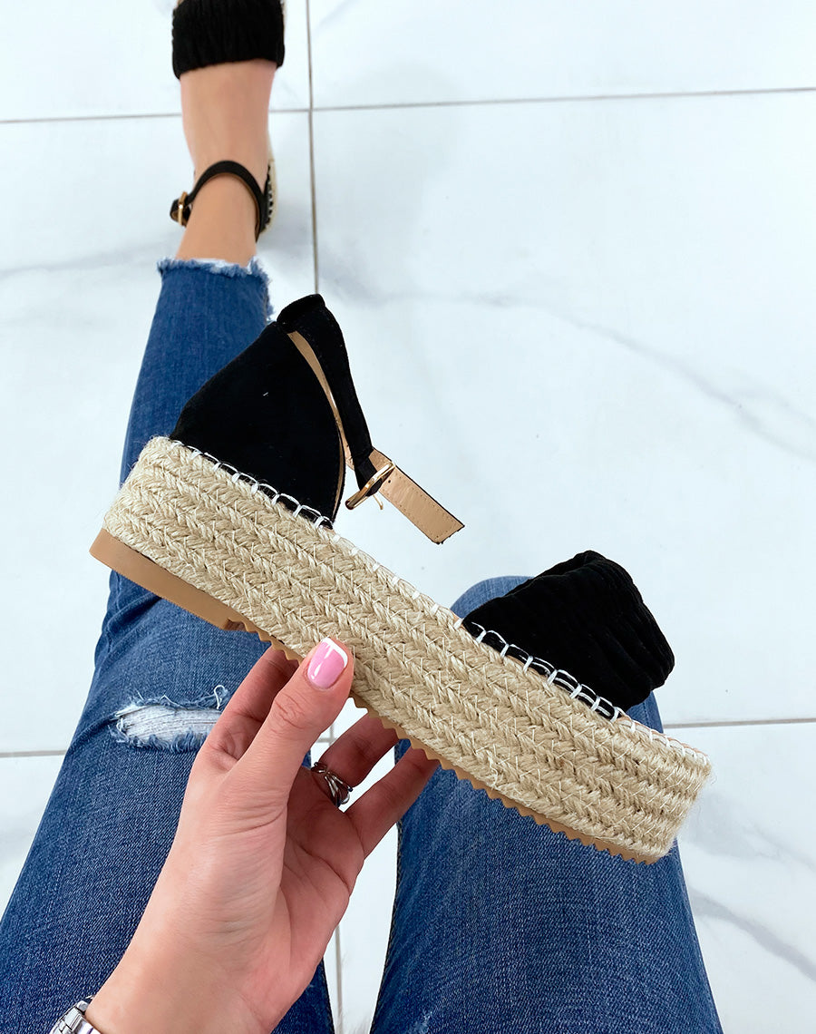 Sandales compensées noires en suédine à bride épaisse plissée