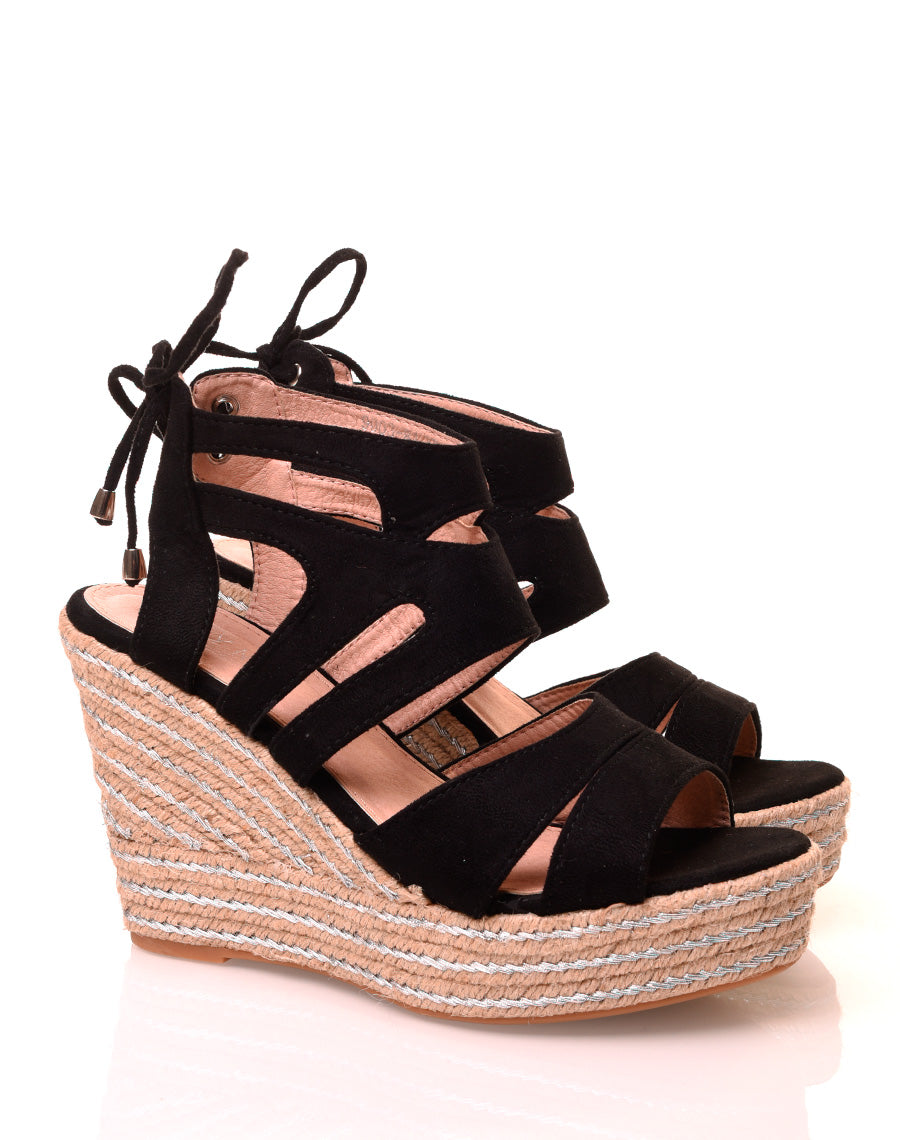 Sandales compensées noires en suédine à détails argentés et lacets