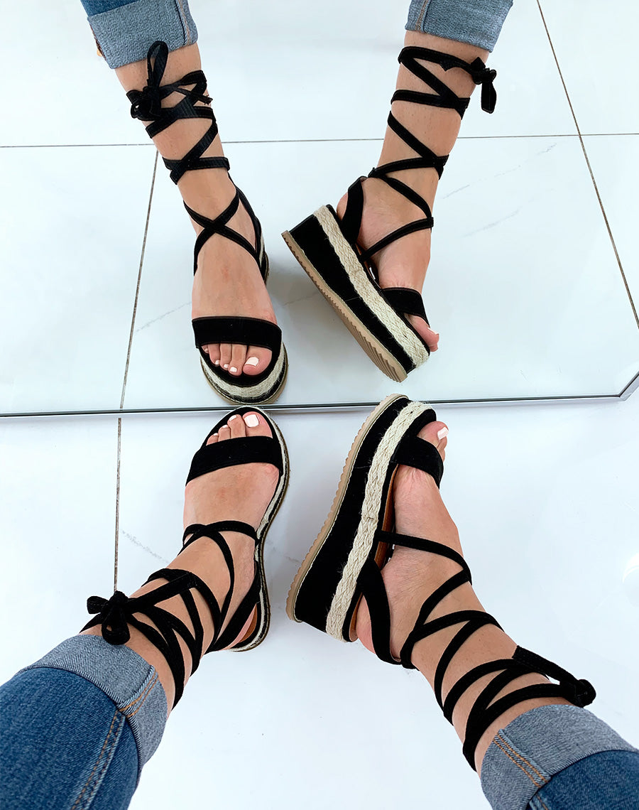 Sandales compensées noires et en osier à lacets