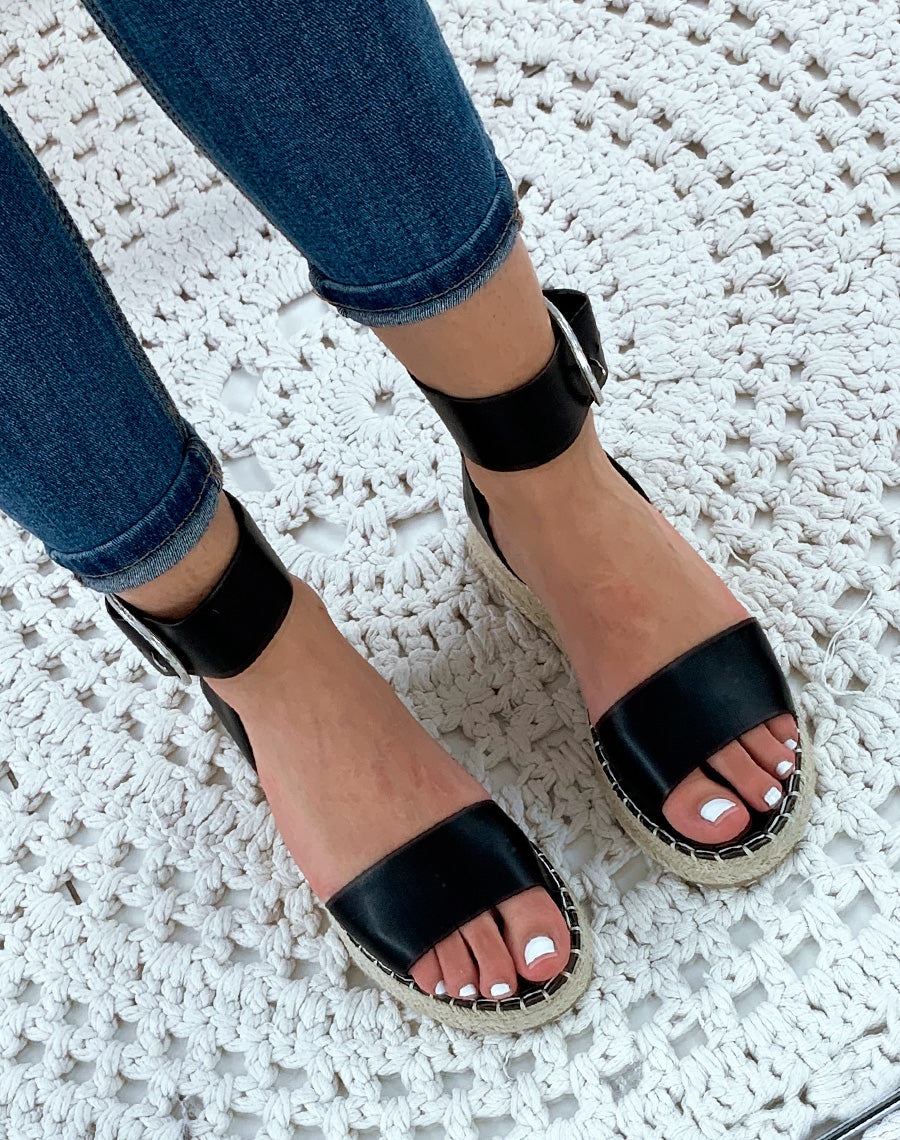 Sandales compensées noires à grosse boucle