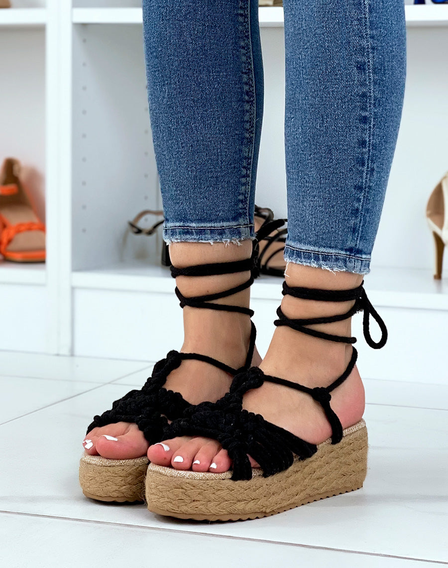 Sandales compensées noires nouées avec de larges cordes
