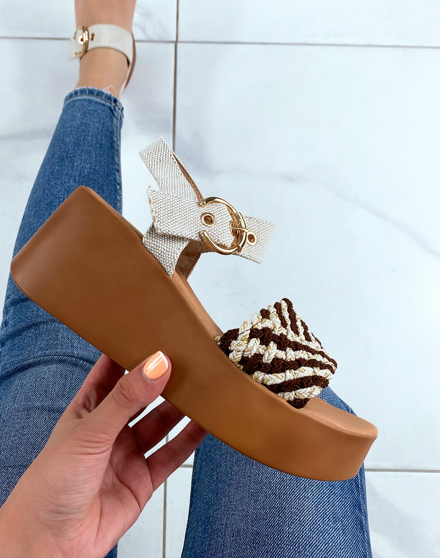 Sandales compensées à plateformes épaisses rigides et bride large marron et beige