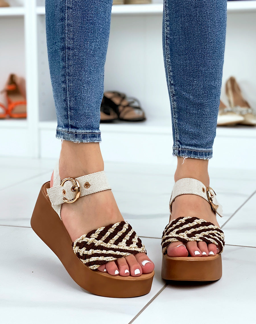 Sandales compensées à plateformes épaisses rigides et bride large marron et beige