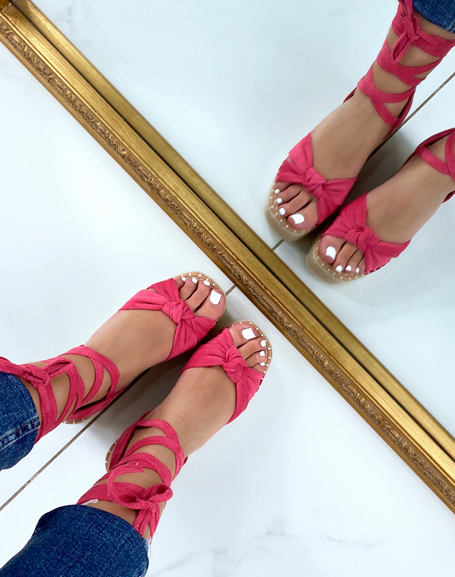 Sandales compensées rose fushia en suédine à lacets
