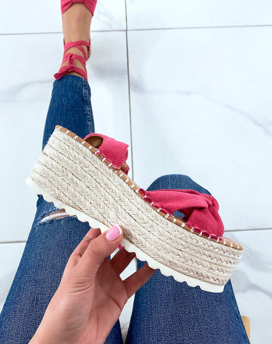 Sandales compensées rose fushia en suédine à lacets