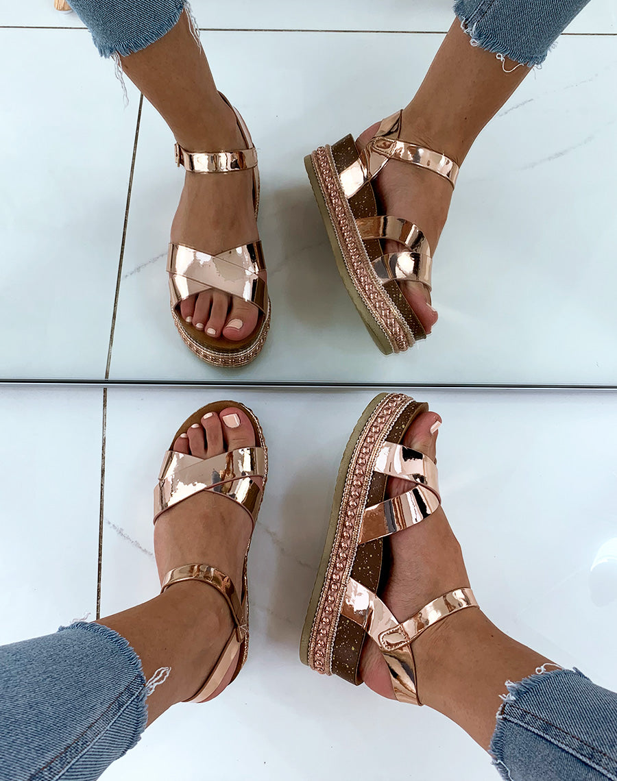 Sandales compensées rose gold effet métallique