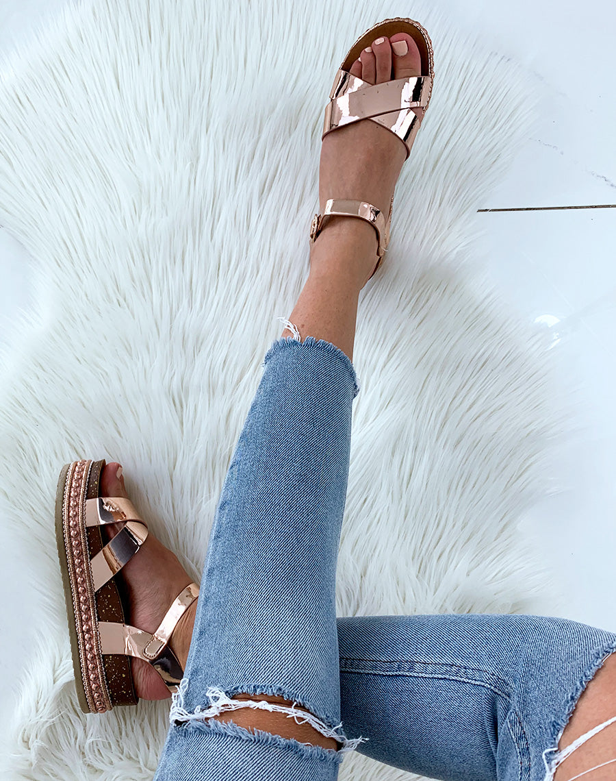 Sandales compensées rose gold effet métallique