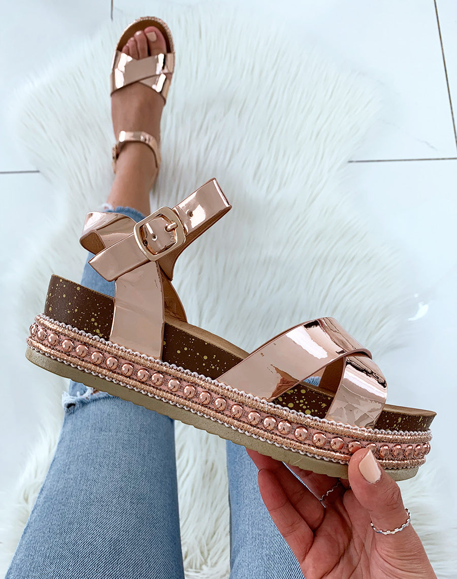 Sandales compensées rose gold effet métallique