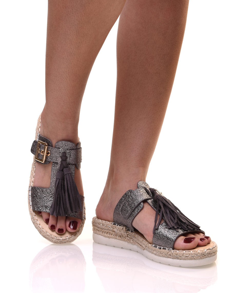 Sandales couleur étain à bride et pompons