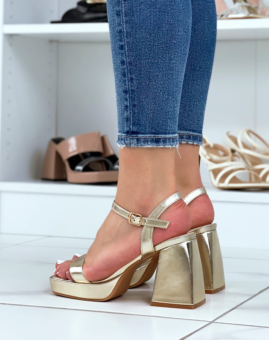 Sandales dorées à bride avant et talon épais asymétrique