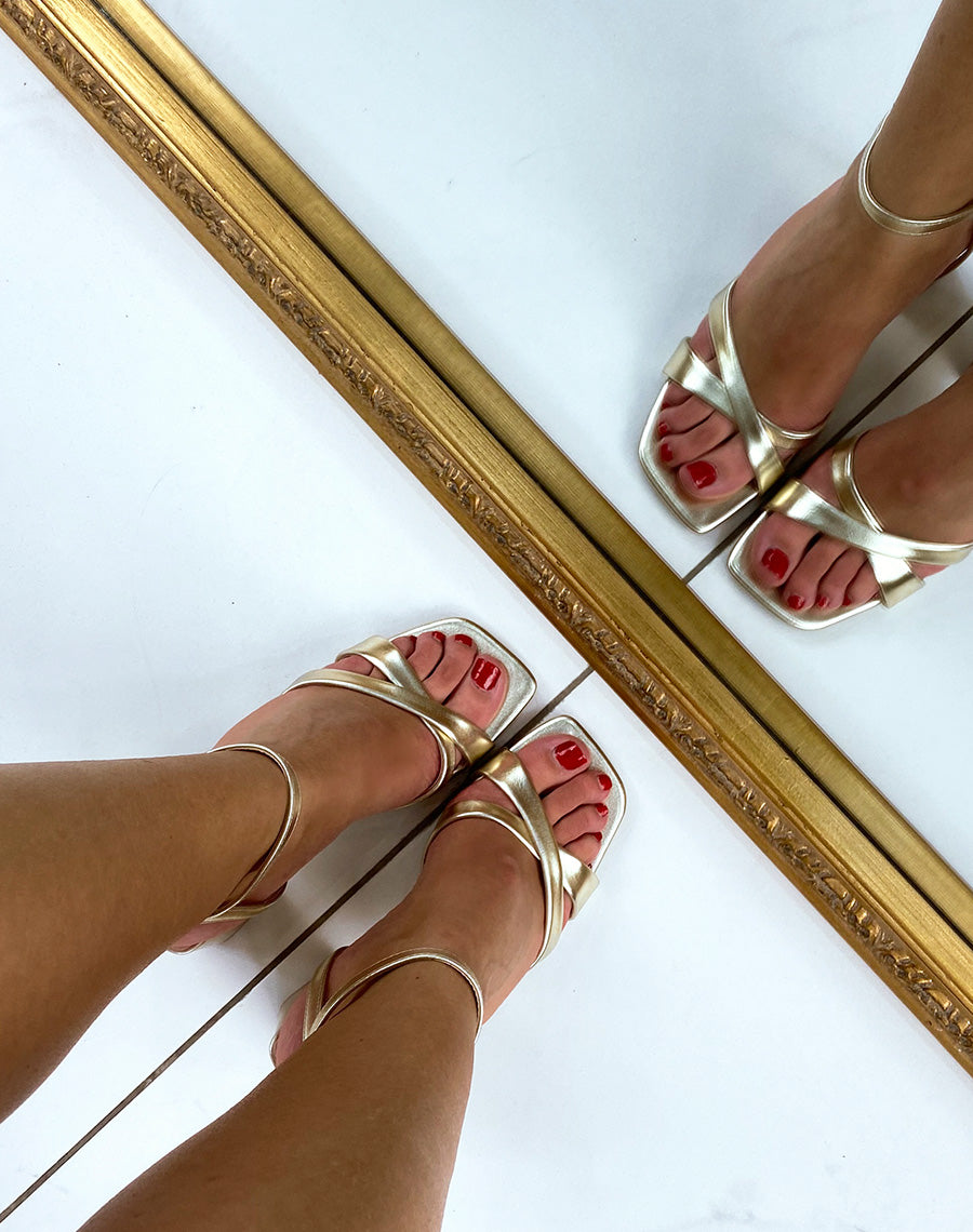 Sandales dorées à brides entrecroisées et talon épais