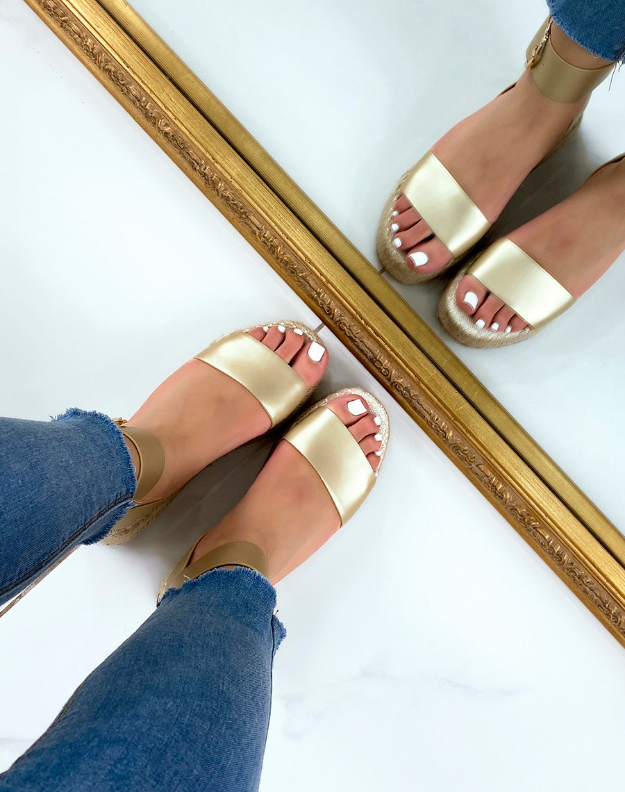 Sandales dorées à brides épaisses et semelle en toile de jute