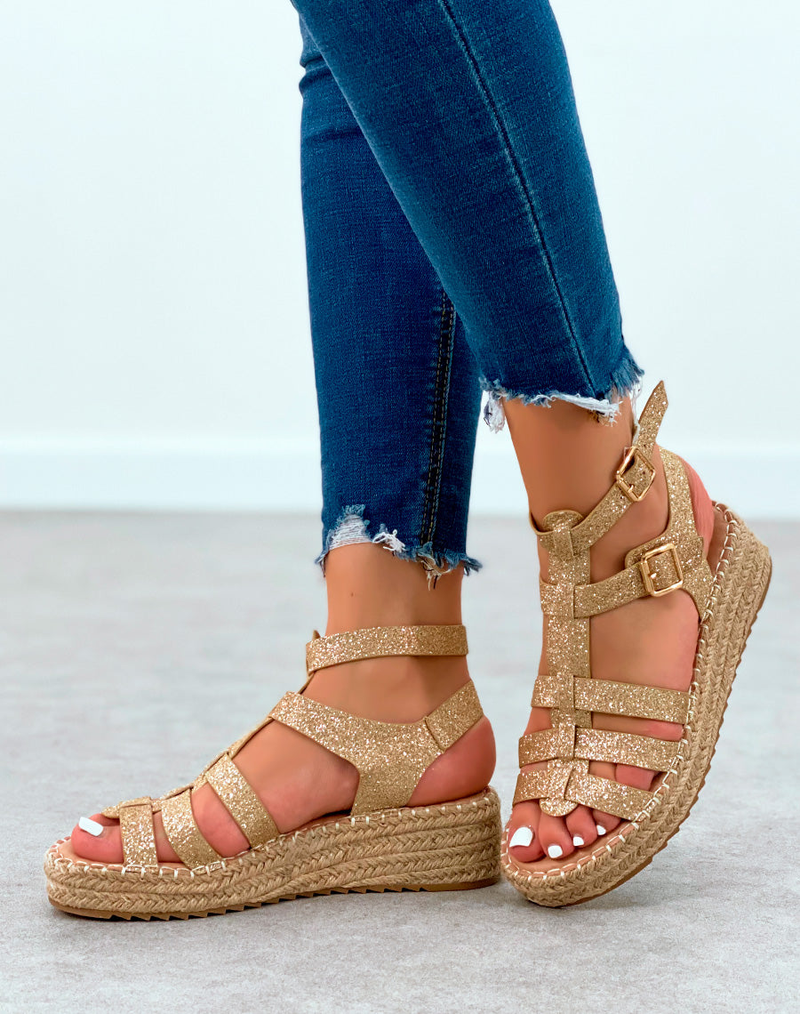 Sandales dorées brillantes à multiples lanières et à talon compensée