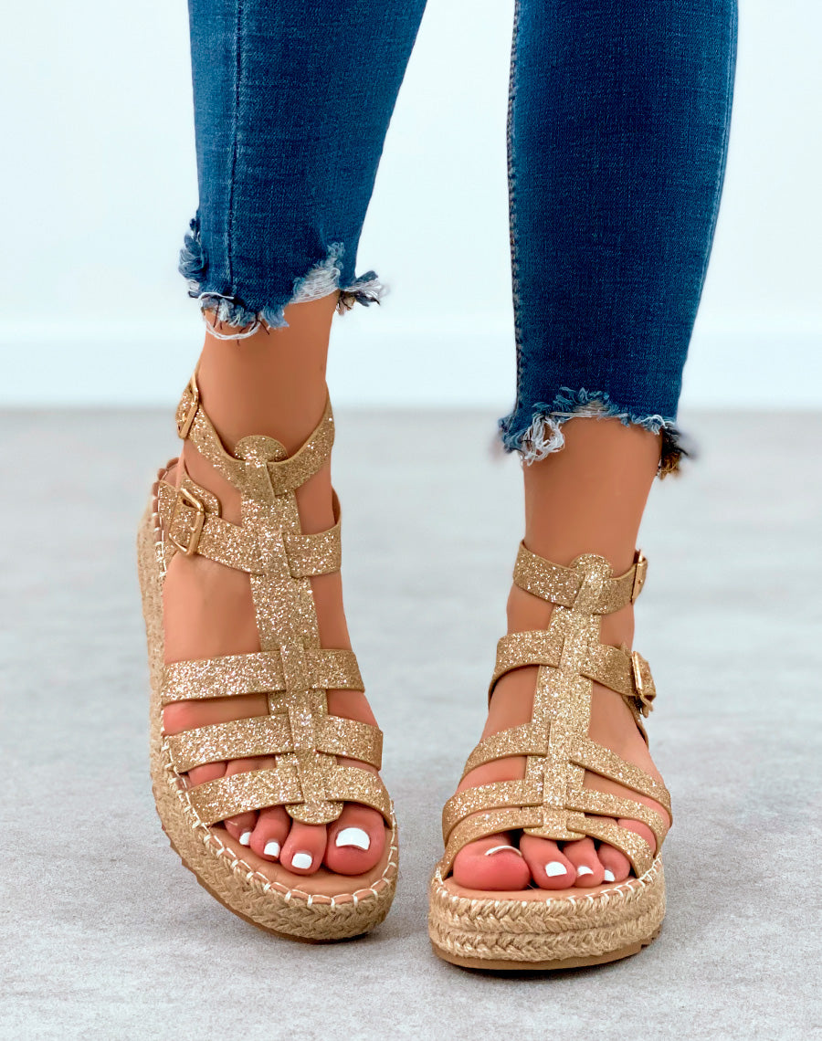 Sandales dorées brillantes à multiples lanières et à talon compensée
