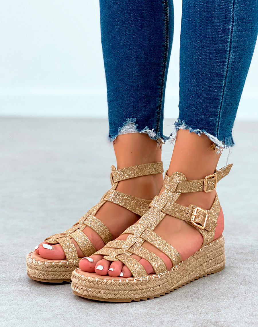 Sandales dorées brillantes à multiples lanières et à talon compensée