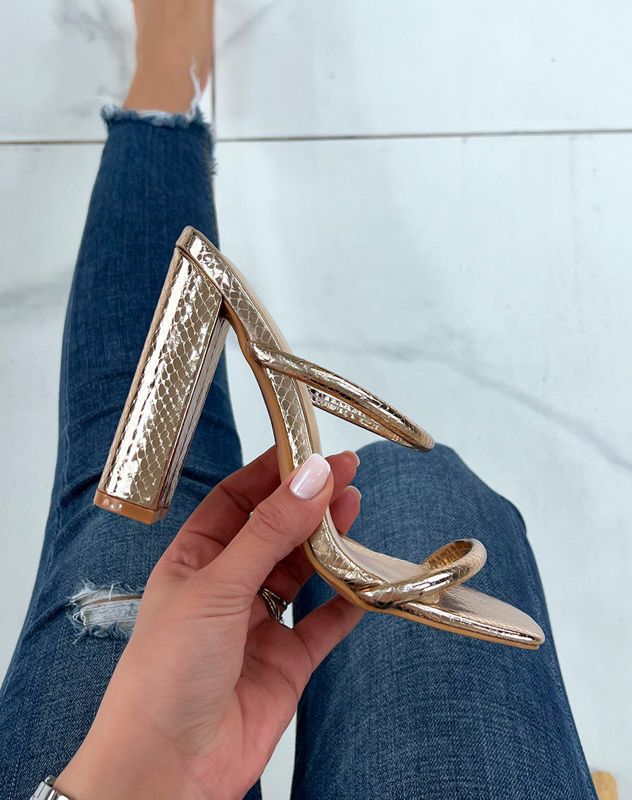 Sandales dorées à double brides fines à talon