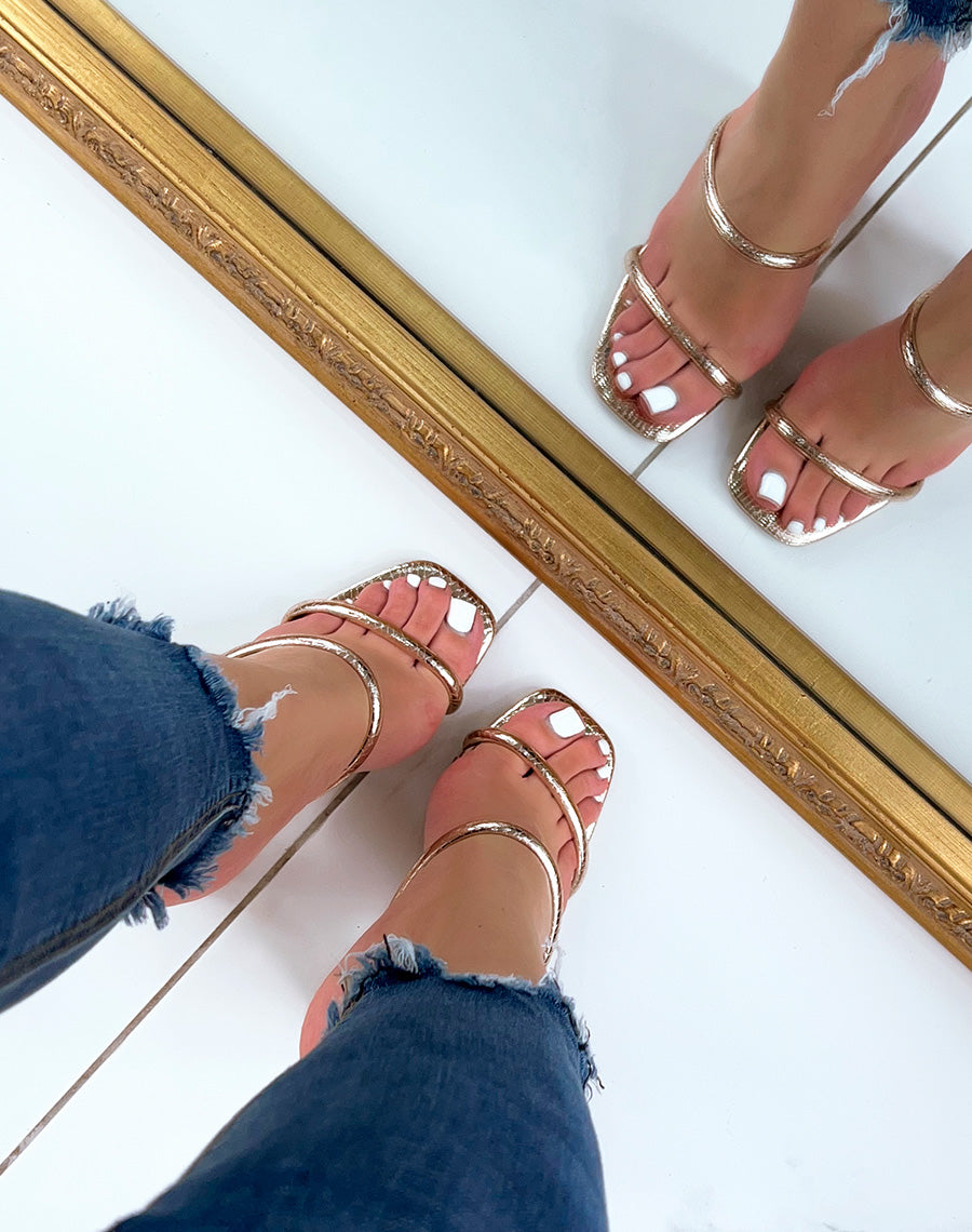 Sandales dorées à double brides fines à talon