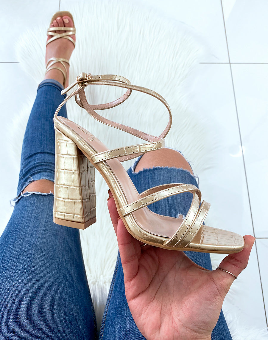 Sandales dorées effet croco à multiples lanières entrecroisées