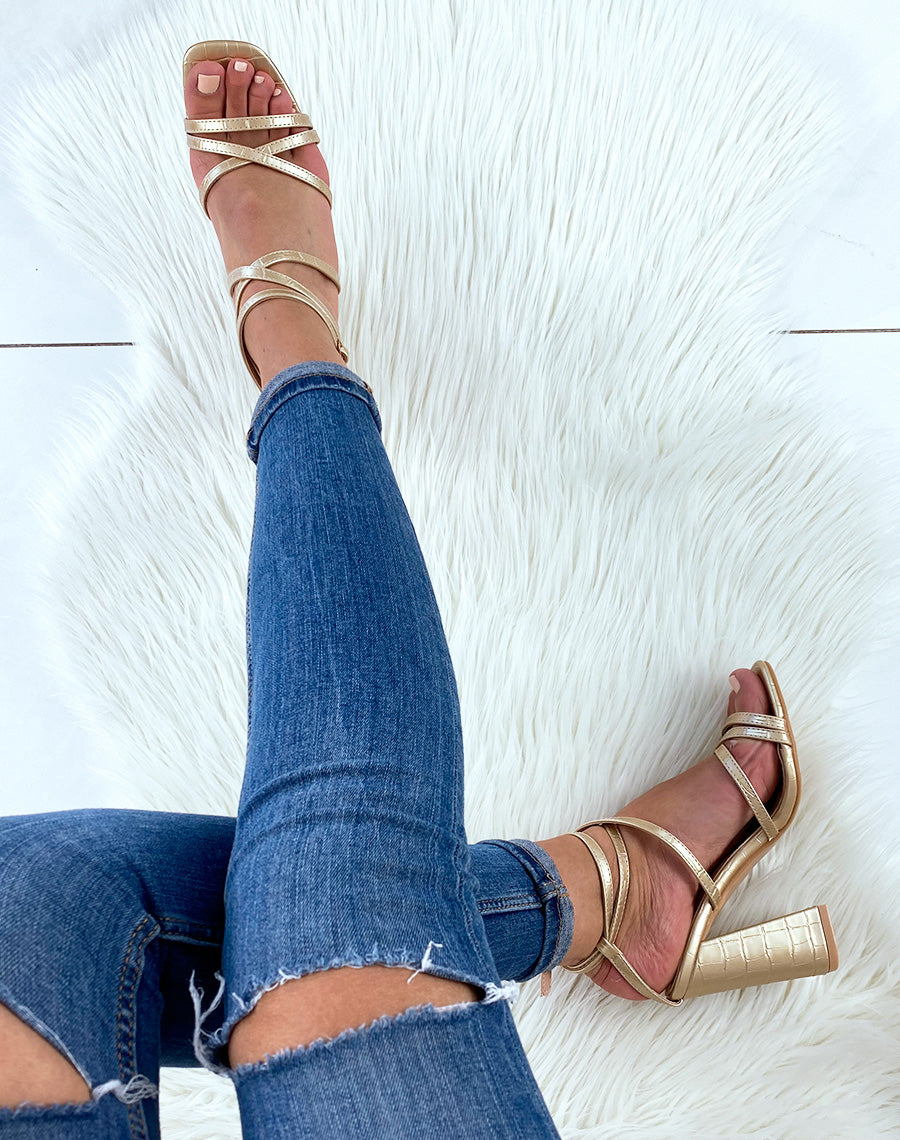 Sandales dorées effet croco à multiples lanières entrecroisées