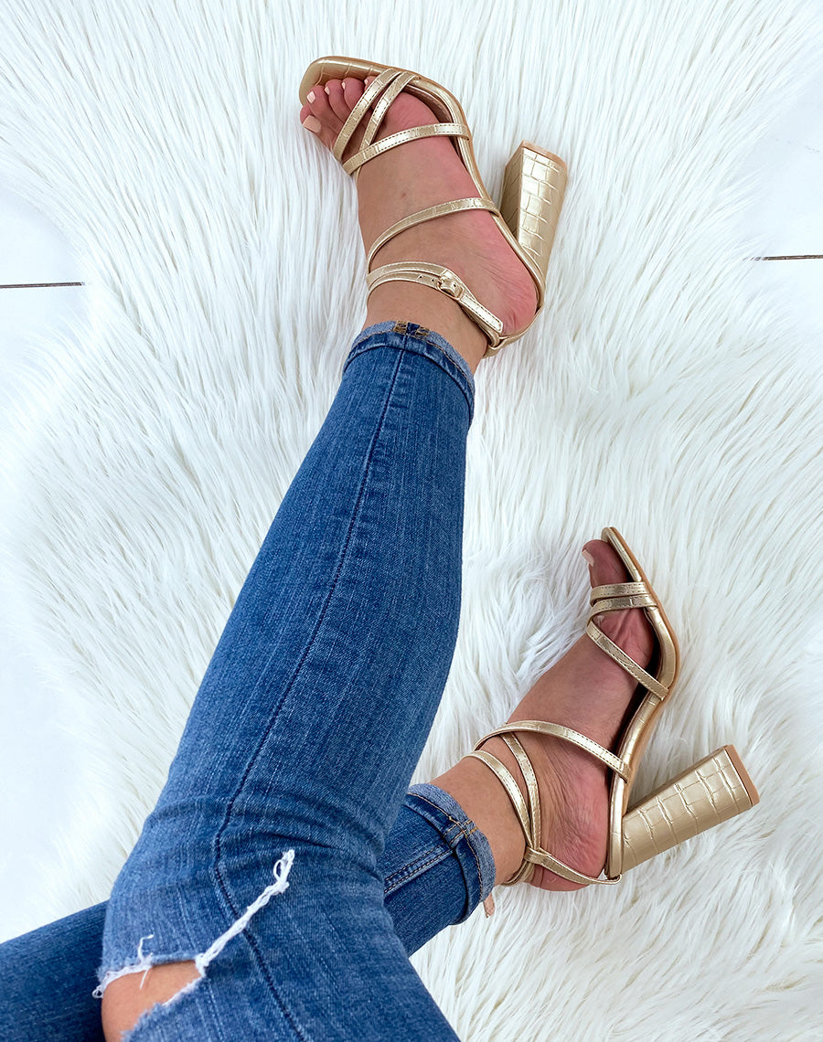 Sandales dorées effet croco à multiples lanières entrecroisées