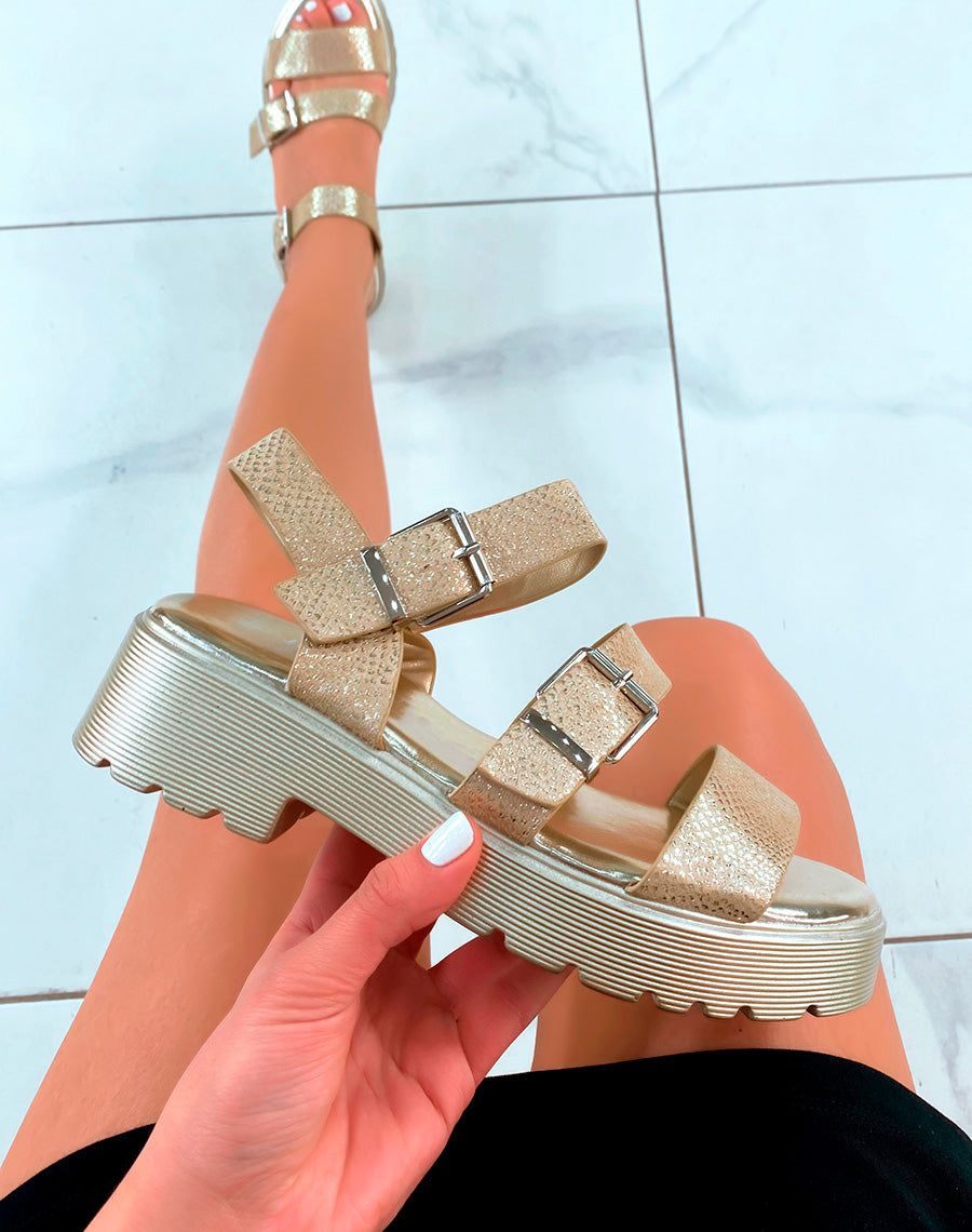Sandales dorées effet snake à semelle crantée
