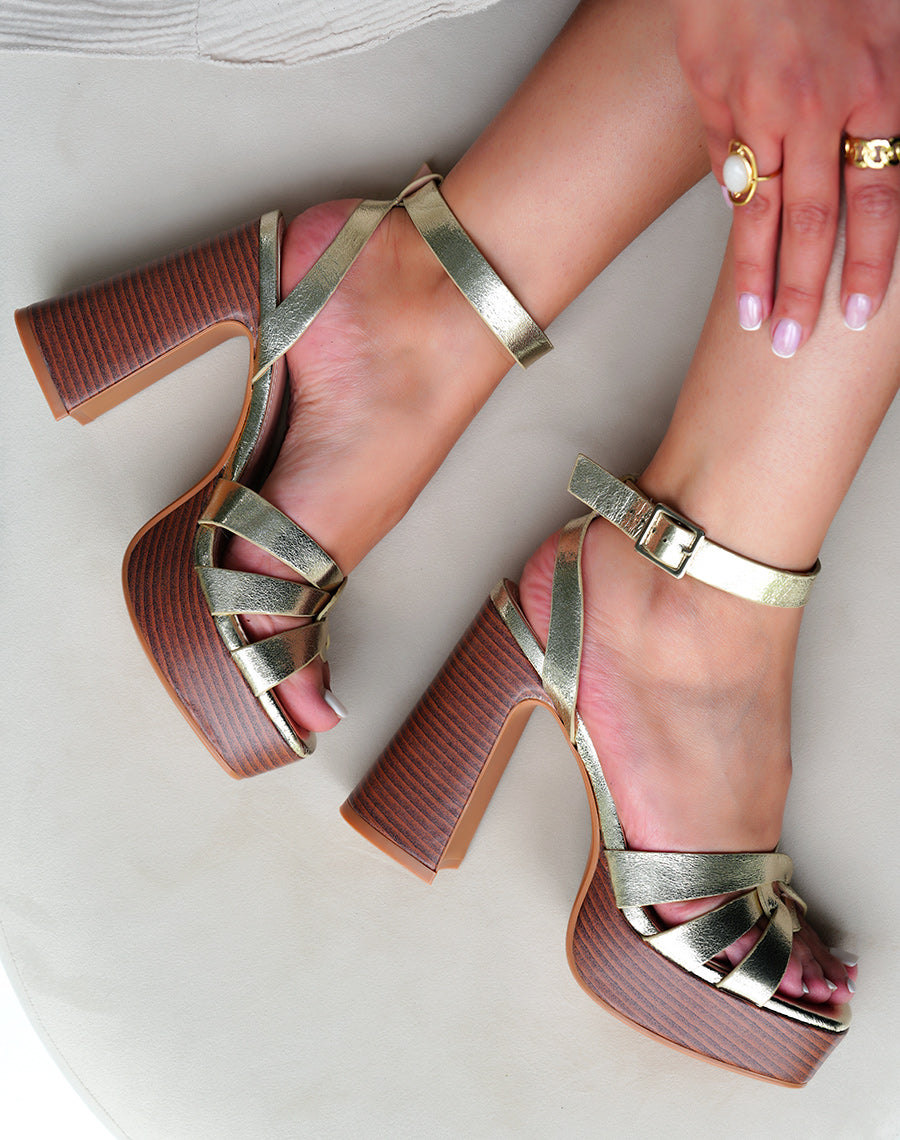 Sandales dorées à gros talons et plateforme style bois