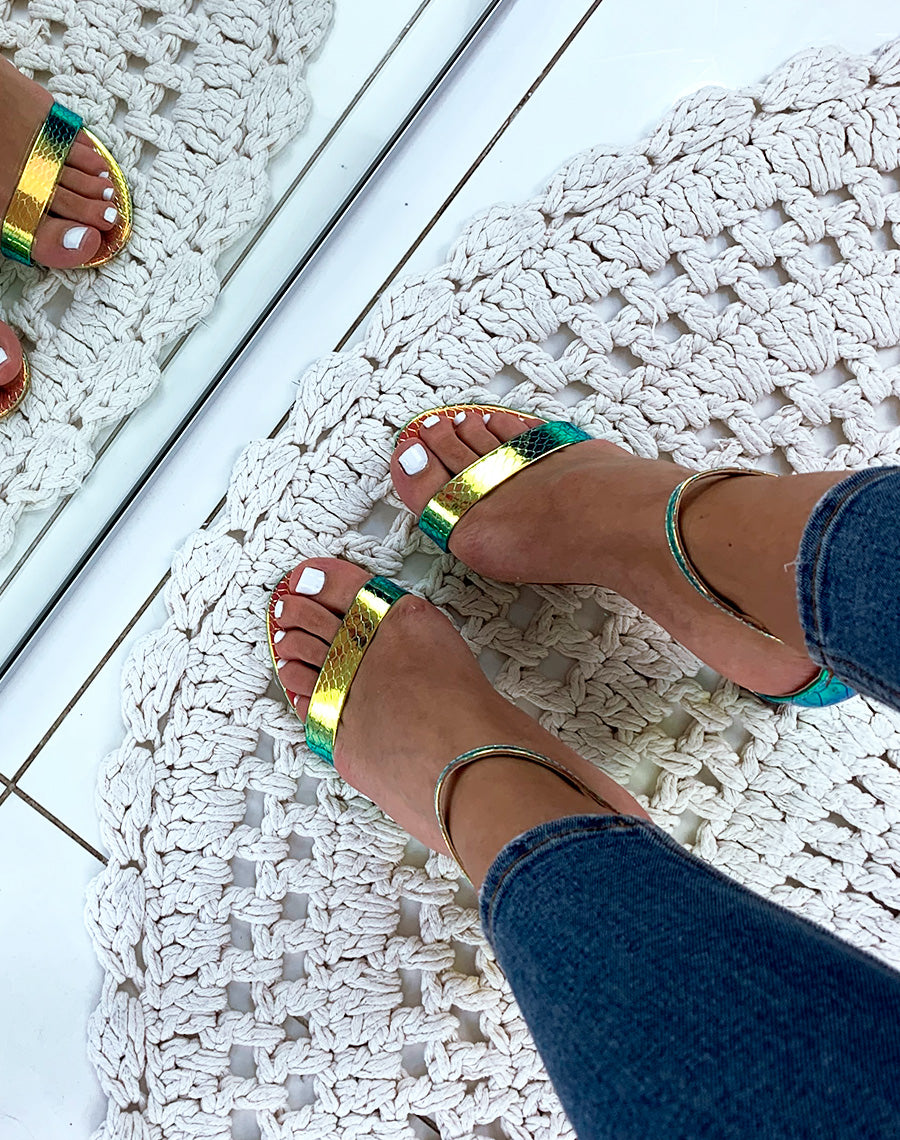 Sandales dorées holographiques effet python à talons carrés